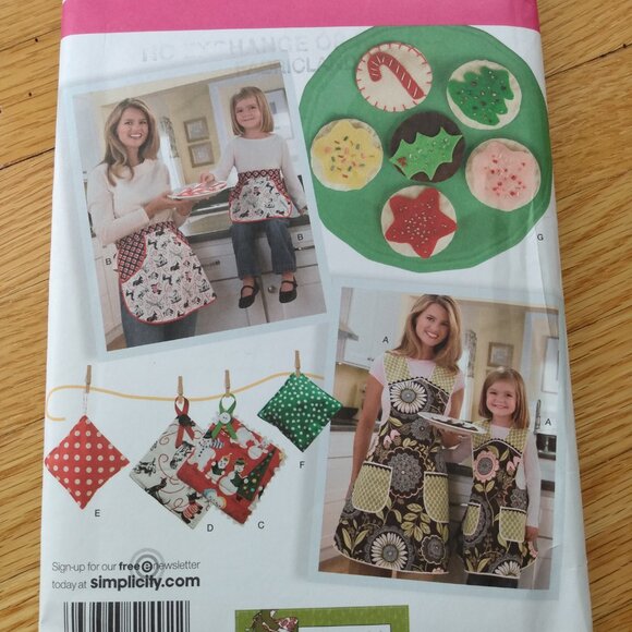 Child and Adult Apron & Play Food Cookies Toys Sewing Pattern Simplicity 2492 UC - Picture 12 of 12